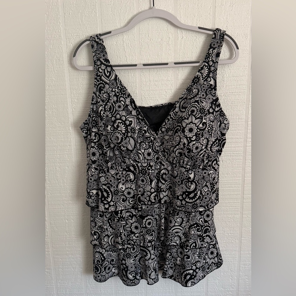 A Shore Fit Black & White V-Neck Women’s Bathing Suit Top Size 22W